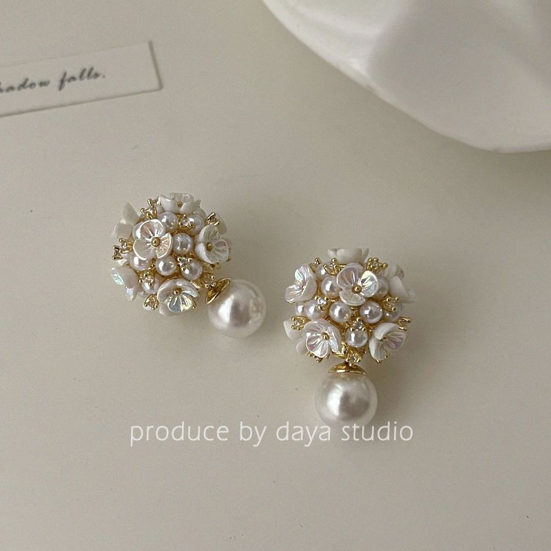 White Fog Pearl Two Wearing Flower Pearl Ball Earrings Light luxury and high-end design retro fairy French style earrings