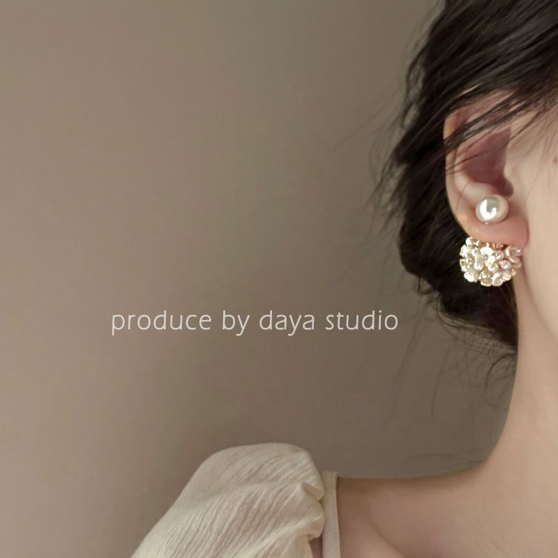 White Fog Pearl Two Wearing Flower Pearl Ball Earrings Light luxury and high-end design retro fairy French style earrings