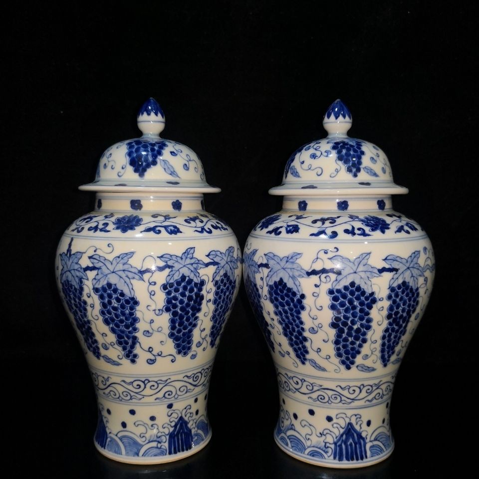 明~成化青花葡萄将军罐一对