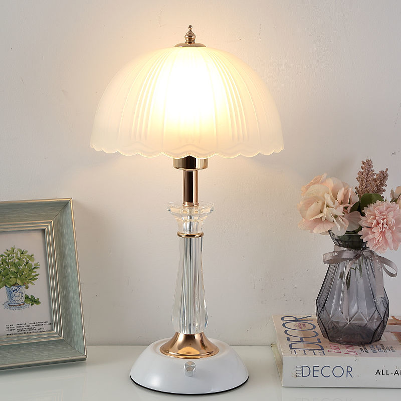 Europäischer Stil Schlafzimmer Nachttisch Moderne Einfache Kreative Persönlichkeit Dimmbarer Knopfschalter Glas Lampenschirm Tischlampe_voghion.com