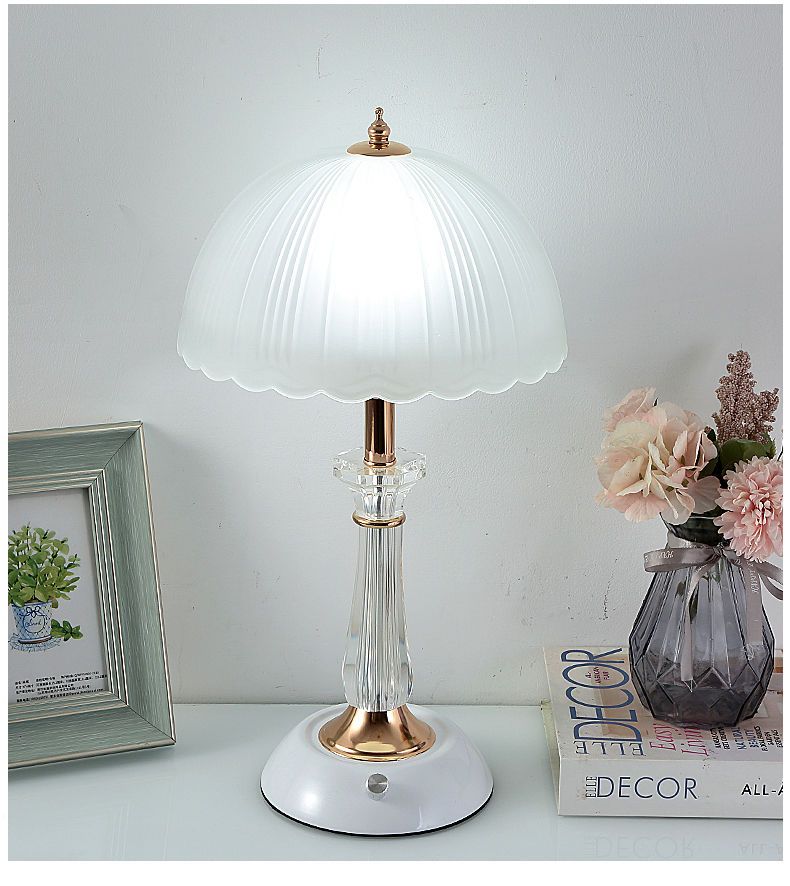 Europäischer Stil Schlafzimmer Nachttisch Moderne Einfache Kreative Persönlichkeit Dimmbarer Knopfschalter Glas Lampenschirm Tischlampe_voghion.com