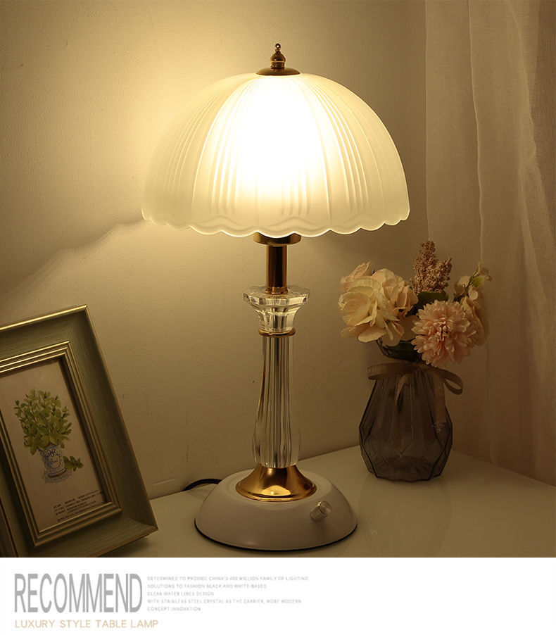 Europäischer Stil Schlafzimmer Nachttisch Moderne Einfache Kreative Persönlichkeit Dimmbarer Knopfschalter Glas Lampenschirm Tischlampe_voghion.com