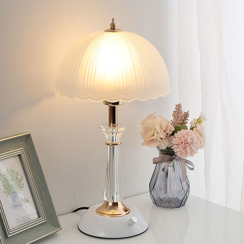 Europäischer Stil Schlafzimmer Nachttisch Moderne Einfache Kreative Persönlichkeit Dimmbarer Knopfschalter Glas Lampenschirm Tischlampe_voghion.com