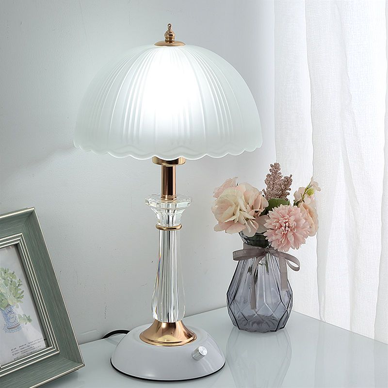 Europäischer Stil Schlafzimmer Nachttisch Moderne Einfache Kreative Persönlichkeit Dimmbarer Knopfschalter Glas Lampenschirm Tischlampe_voghion.com
