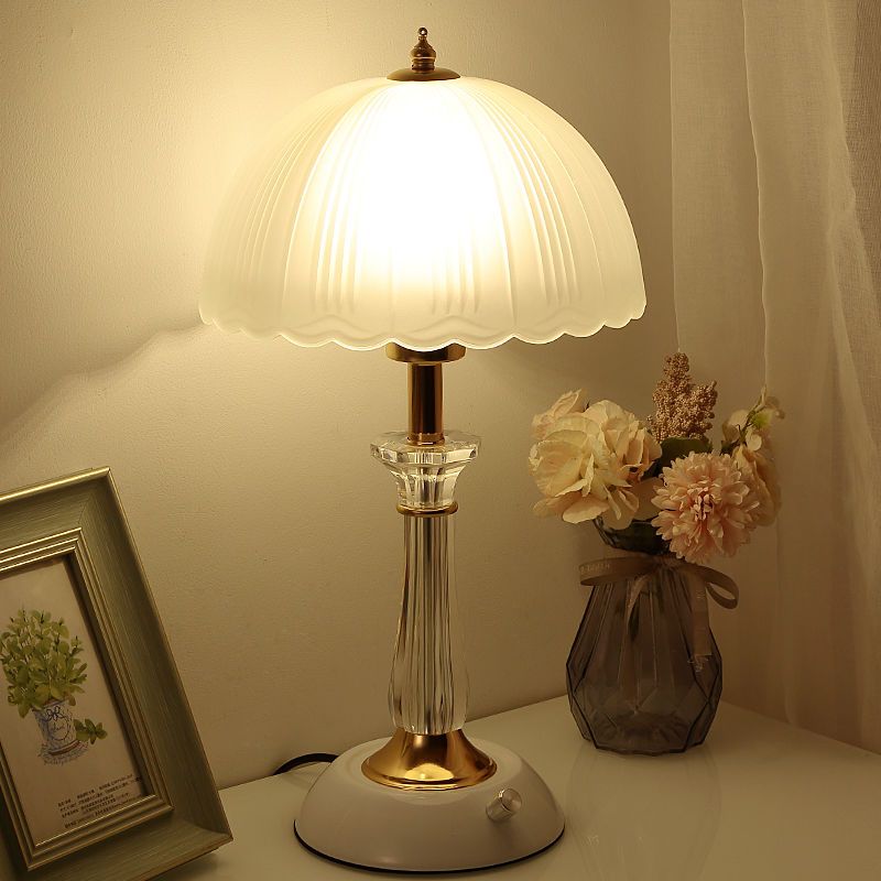 Europäischer Stil Schlafzimmer Nachttisch Moderne Einfache Kreative Persönlichkeit Dimmbarer Knopfschalter Glas Lampenschirm Tischlampe_voghion.com