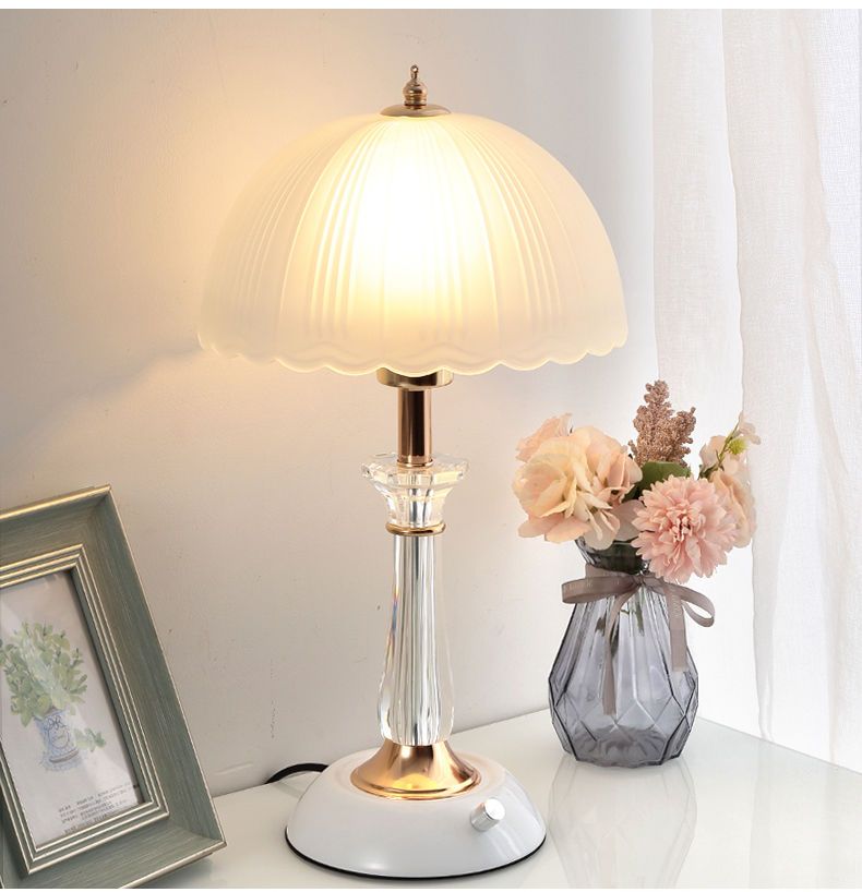 Europäischer Stil Schlafzimmer Nachttisch Moderne Einfache Kreative Persönlichkeit Dimmbarer Knopfschalter Glas Lampenschirm Tischlampe_voghion.com