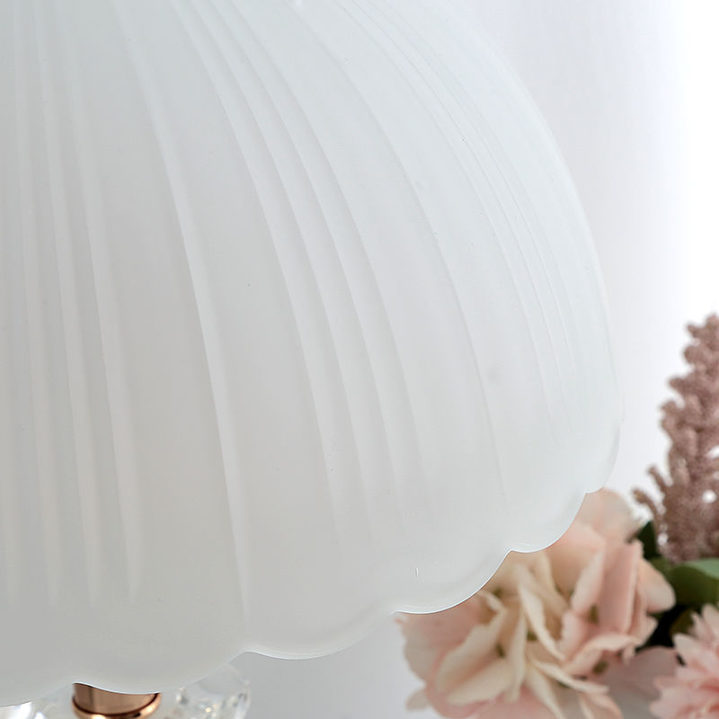Europäischer Stil Schlafzimmer Nachttisch Moderne Einfache Kreative Persönlichkeit Dimmbarer Knopfschalter Glas Lampenschirm Tischlampe_voghion.com
