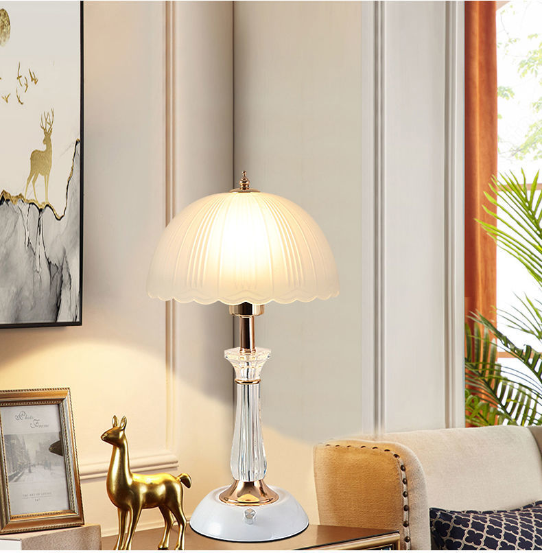 Europäischer Stil Schlafzimmer Nachttisch Moderne Einfache Kreative Persönlichkeit Dimmbarer Knopfschalter Glas Lampenschirm Tischlampe_voghion.com