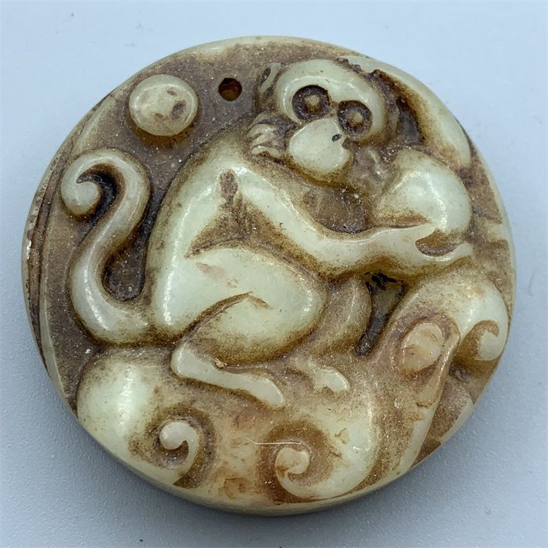汉代玉器古董吊坠手持做旧老玉把件玉石真品岫玉牌子玉坠八卦猴子