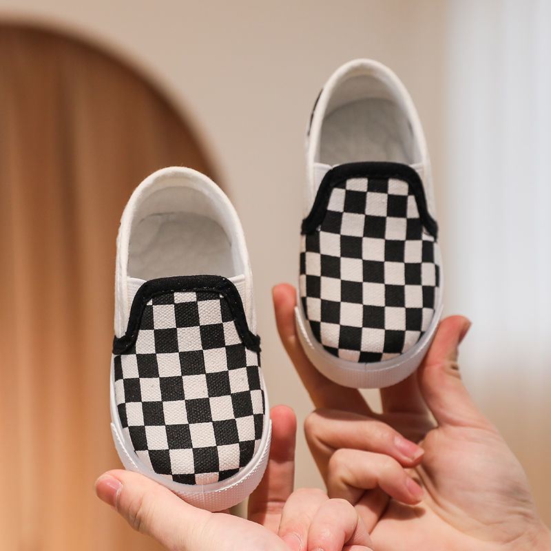 Children's shoes non-slip black and white boys canvas shoes slip on spring and autumn girls baby shoes kindergarten indoor shoes tide