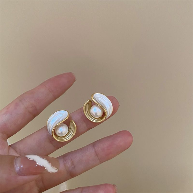 White pearlescent high-end French enamel pearl earrings Light luxury, exquisite and simple temperament niche design earrings