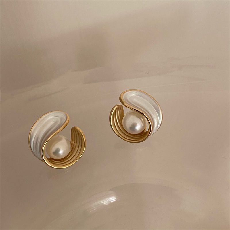 White pearlescent high-end French enamel pearl earrings Light luxury, exquisite and simple temperament niche design earrings