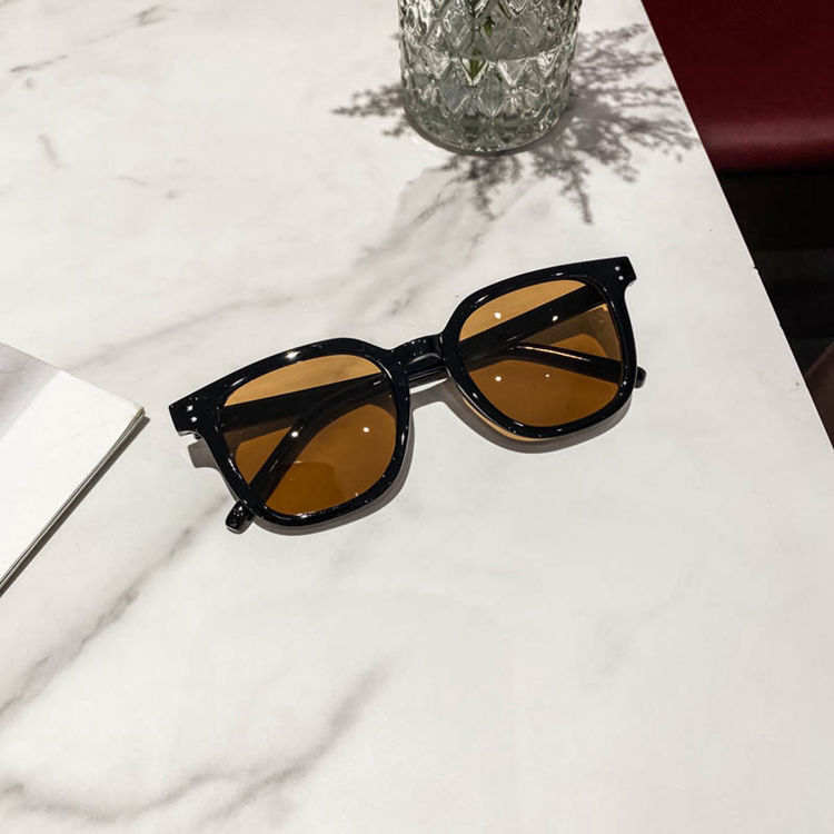 2022 new square simple thick frame sunglasses Tan Yellow semi transparent men's and women's fashion RETRO SUNGLASSES with myopia