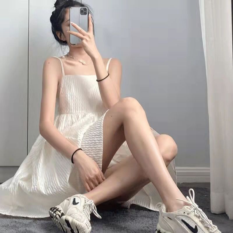 白色吊帶裙2023夏可鹽可甜一字肩小個子仙女露肩沙灘抹胸連衣裙女