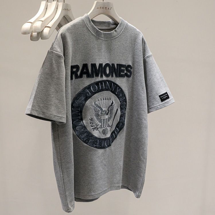 The version is invincible! Short-sleeved t-shirt women's 2022 summer new heavy industry embroidery craft loose and versatile half-sleeved top