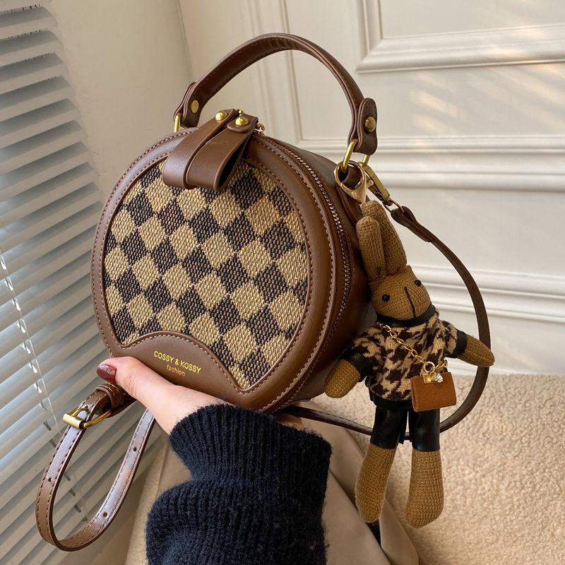 This year's fashion trend is high-end, niche, and small bags for women. The new 2023 trendy INS summer texture crossbody bag handbag