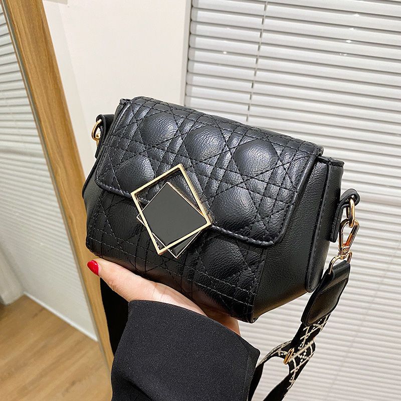 包包女高級感斜挎包新款2023皮面小包法式小眾洋氣百搭ins斜跨包