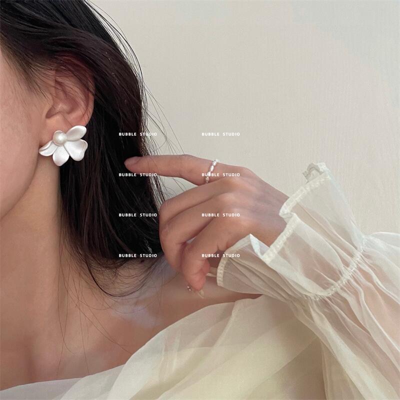 Can't hide the tenderness Mori super fairy pearl petal earrings female minority design sense earrings temperament high-end sense