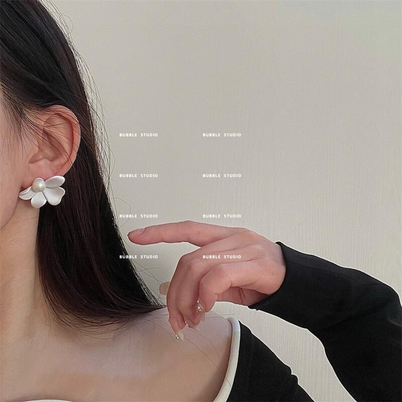 Can't hide the tenderness Mori super fairy pearl petal earrings female minority design sense earrings temperament high-end sense