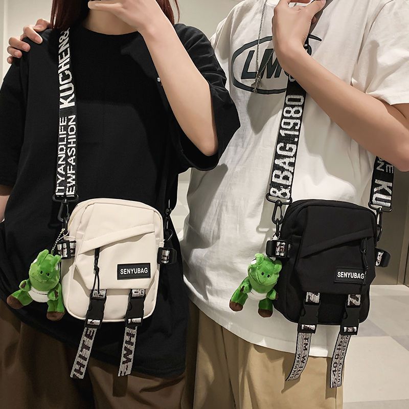 潮牌小挎包男士日系簡約單肩包休閒百搭學生背包女時尚斜挎包手機