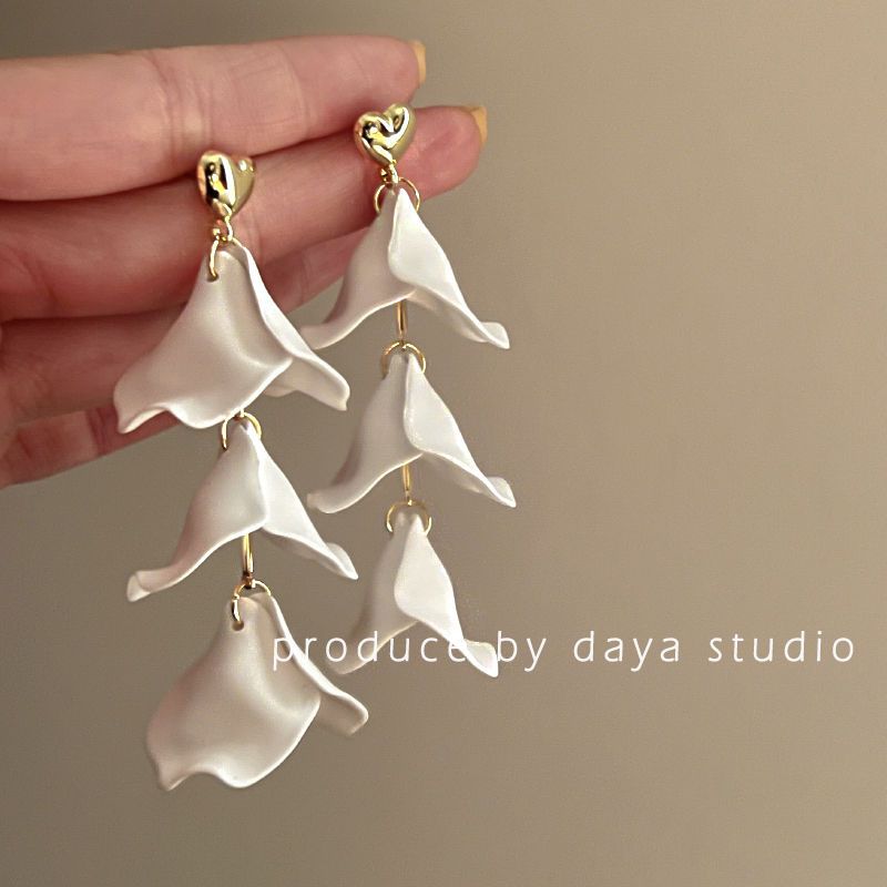 The color of the wind, super fairy French white petal tassel earrings, exaggerated, light luxury, high-end feeling, niche earrings for vacation