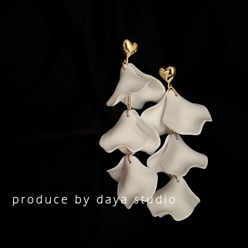 The color of the wind, super fairy French white petal tassel earrings, exaggerated, light luxury, high-end feeling, niche earrings for vacation