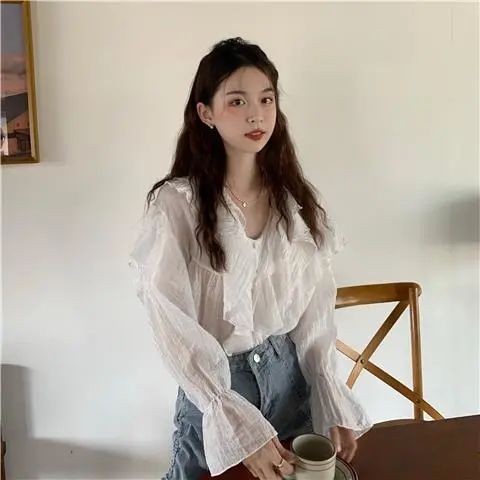 Ruffled V-neck shirt women's summer  new French style small fragrance design sense age-reducing temperament long-sleeved top