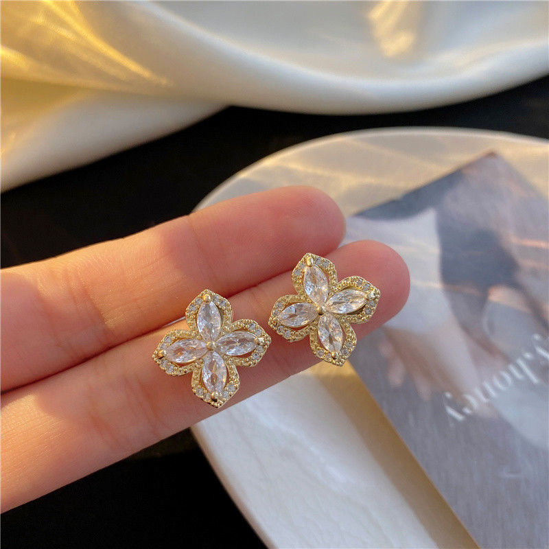 2022 autumn new temperament and fashion zircon rotatable four-leaf flower earrings female Douyin net red all-match earrings female