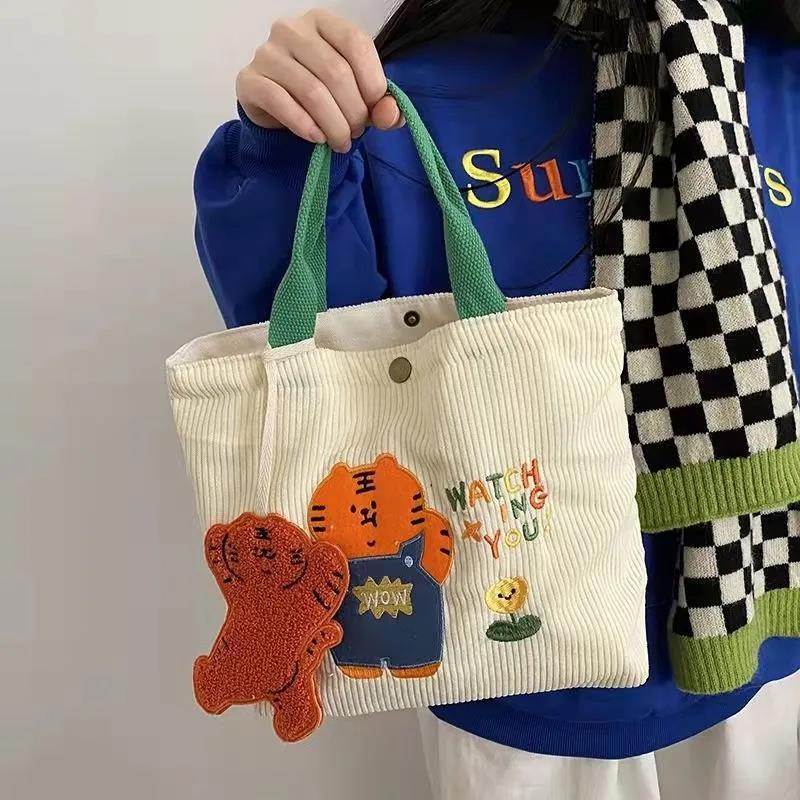 ins潮可愛虎年手提包包女燈芯絨百搭便當袋時尚遛彎媽咪包手挎包