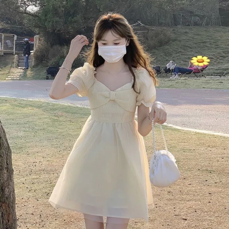 法式復古甜美奶黃泡泡袖連衣裙女裝夏季2022新款公主風蝴蝶結短裙
