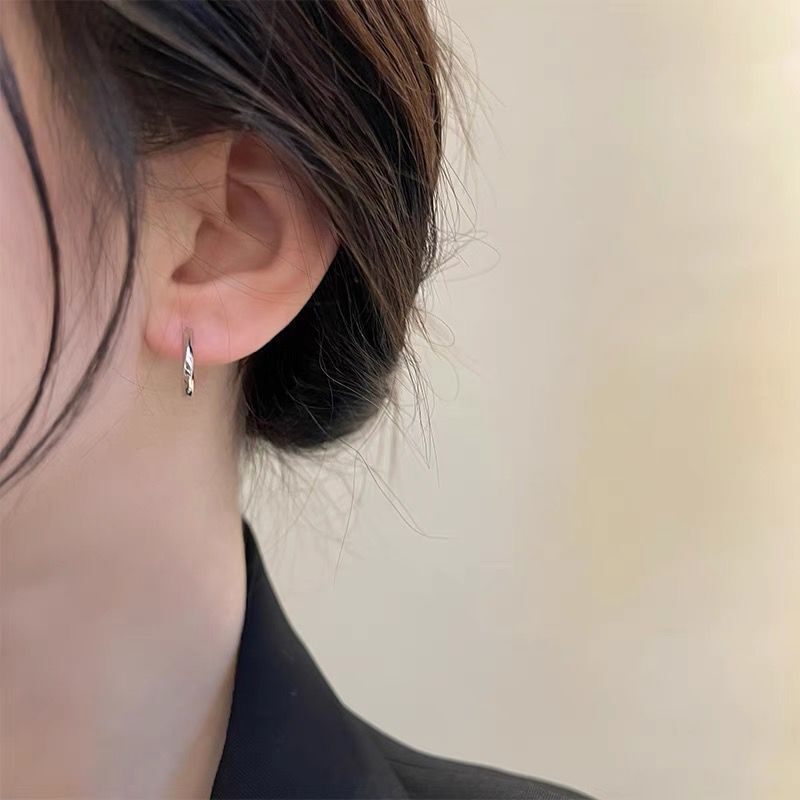 纯银耳扣女小众设计新款潮素耳圈耳钉高级感银耳环养耳洞耳饰