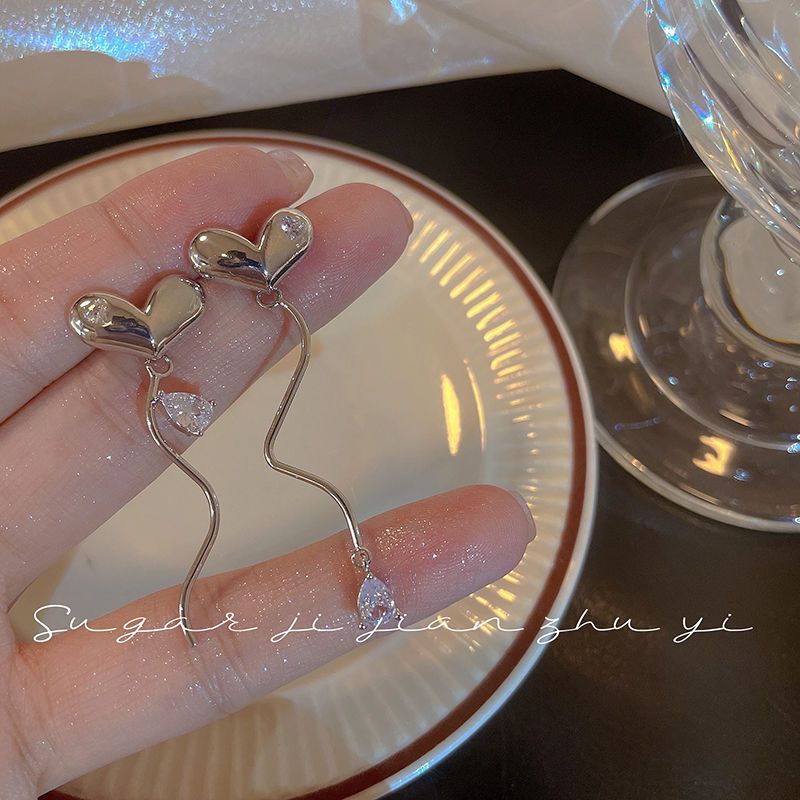 Ins sweet cool babes ~ cold wind earrings personality simple niche design sentimental heart asymmetrical earrings female