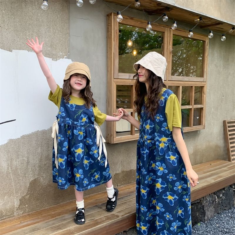 網紅炸街親子裝母女裙洋氣連衣裙夏裝女童牛仔背帶裙兩件套套裝潮