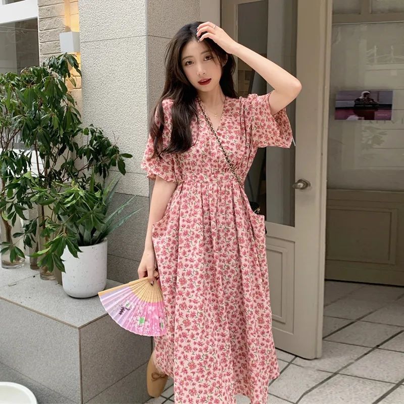 溫柔風碎花連衣裙女夏季2023新款法式V領中長款收腰顯瘦短袖A字裙