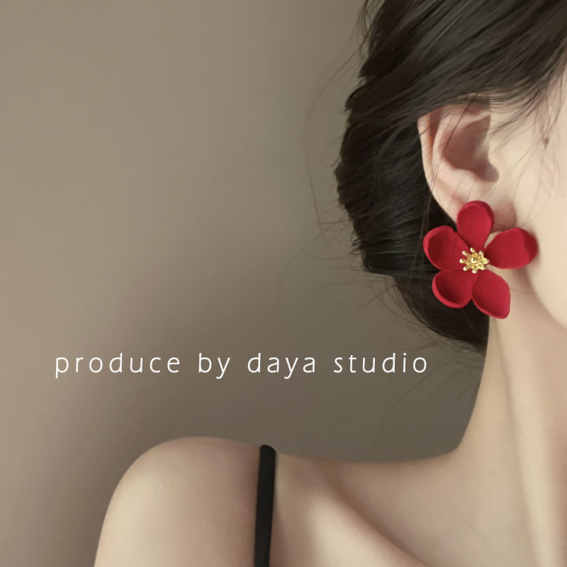 Seattle Holiday Retro French Metal Flower Earrings Exaggerated, light luxury and high-end design fairy earrings