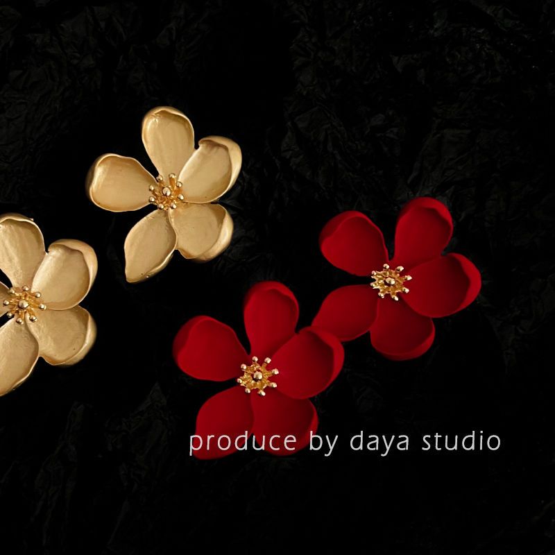 Seattle Holiday Retro French Metal Flower Earrings Exaggerated, light luxury and high-end design fairy earrings