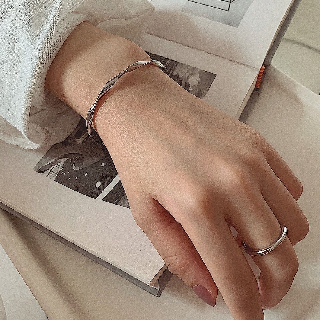 Simple fashion Mobius bracelet female fashion student bracelet adjustable high-end girlfriend style new bracelet