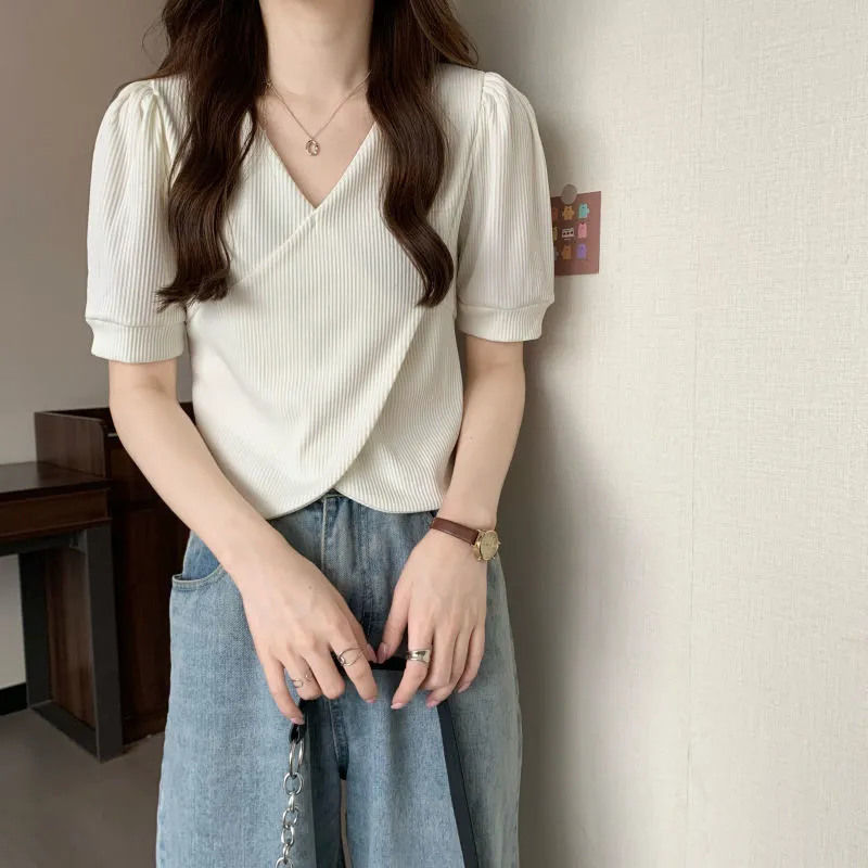 2022 summer new short-sleeved t-shirt female students Korean version loose Japanese ins design sense niche v-neck top female