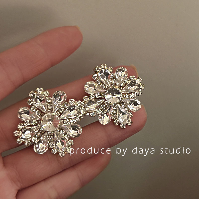Like a dream, super flash French retro zircon snowflake earrings are exaggerated, light luxury and high-end niche design earrings