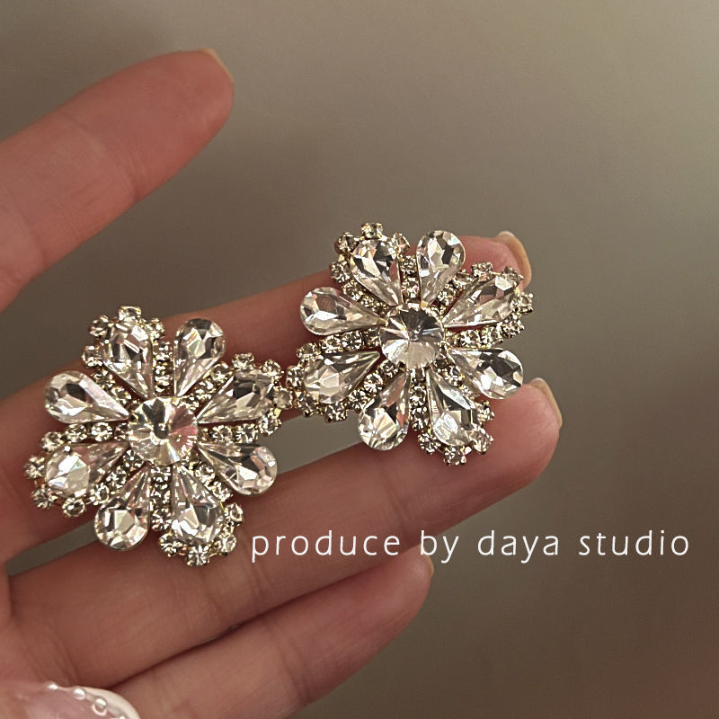 Like a dream, super flash French retro zircon snowflake earrings are exaggerated, light luxury and high-end niche design earrings