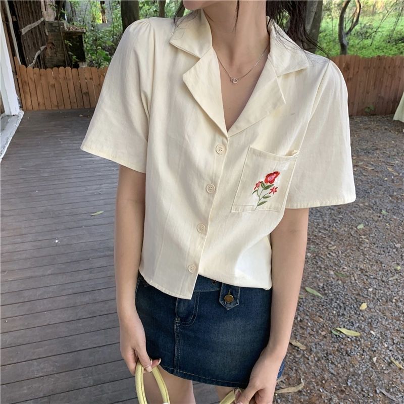High-end suit collar white short-sleeved shirt top women's 2022 summer new design sense niche embroidery shirt