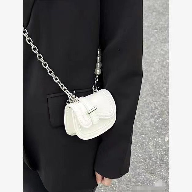 Original design cute student 2023 spring and summer senior graffiti messenger senior female mini key bag