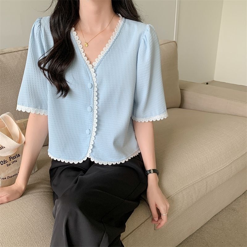 Short-sleeved shirt women's summer 2022 new French style thin all-match v-neck casual design sense niche chic top