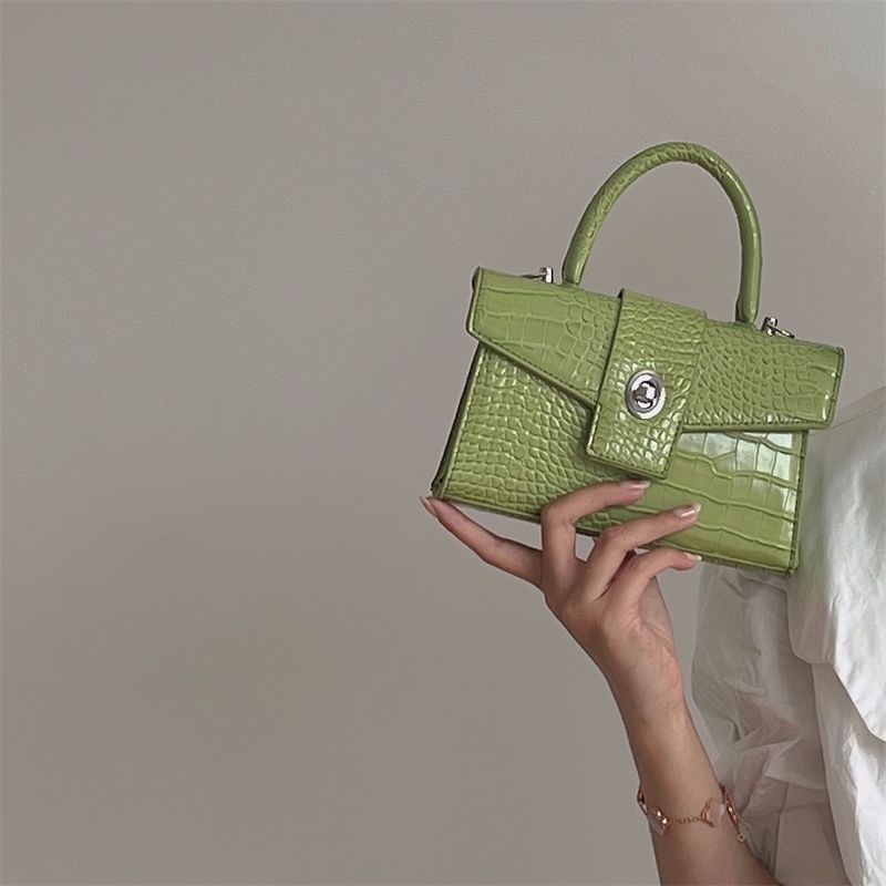 Crocodile pattern 2023 new style this year's popular all-match high-quality texture niche messenger fashion bag women