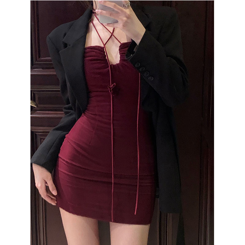 Red suspender dress female 2022 spring pure desire style sexy scheming hot girl tight bag hip skirt