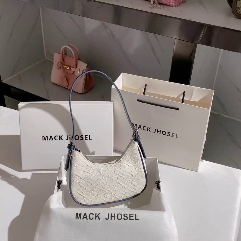 香港MACK高級感今年流行褶皺包包女夏小眾設計月牙包腋下包單肩