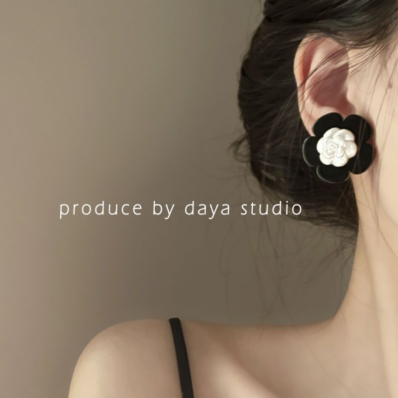 Dark night, French retro camellia hit color acrylic earrings, Hepburn's high-end niche design earrings