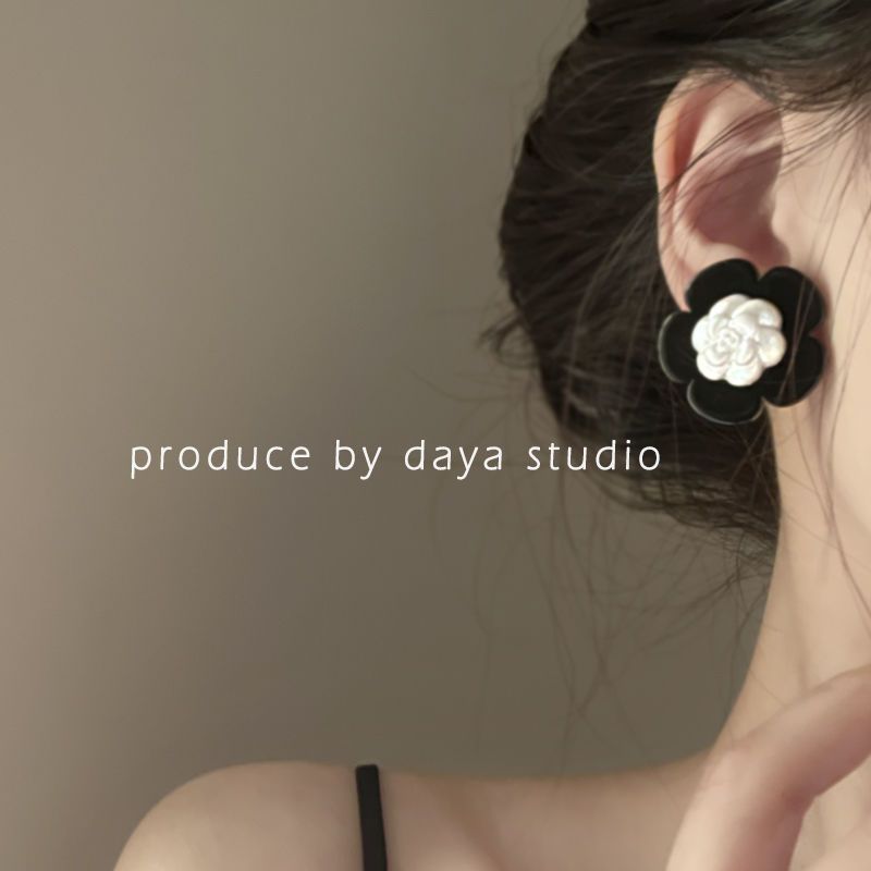 Dark night, French retro camellia hit color acrylic earrings, Hepburn's high-end niche design earrings