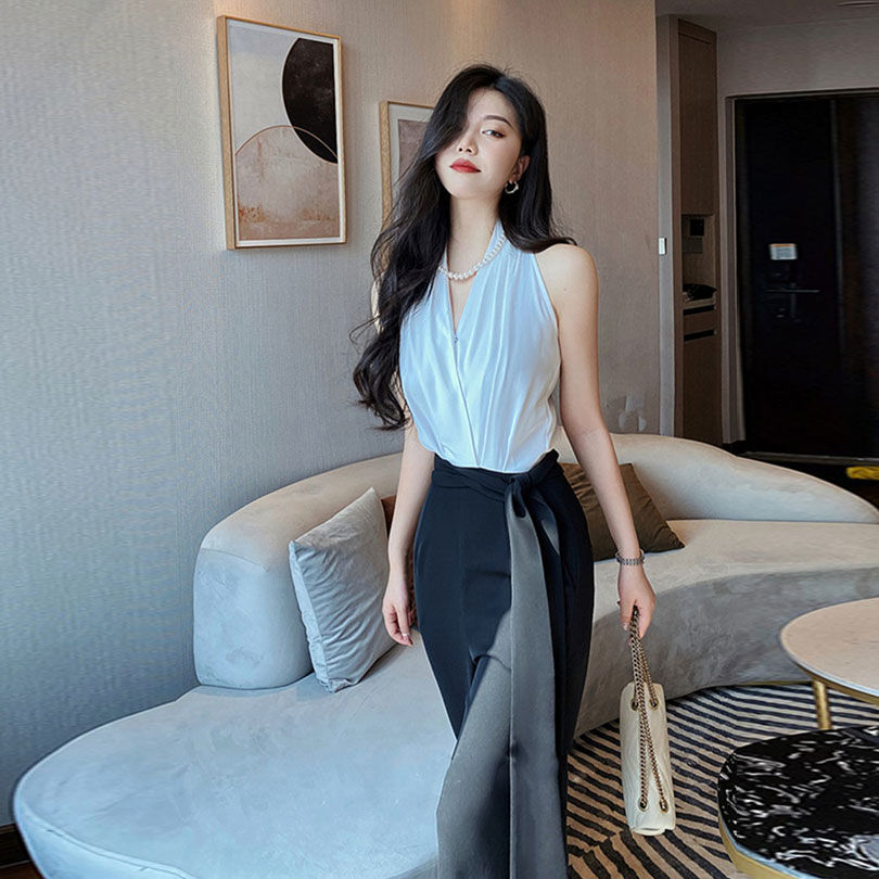 [Spot] French Hepburn style fashion temperament high-level black and white contrast color hanging neck jumpsuit wide-leg pants trousers