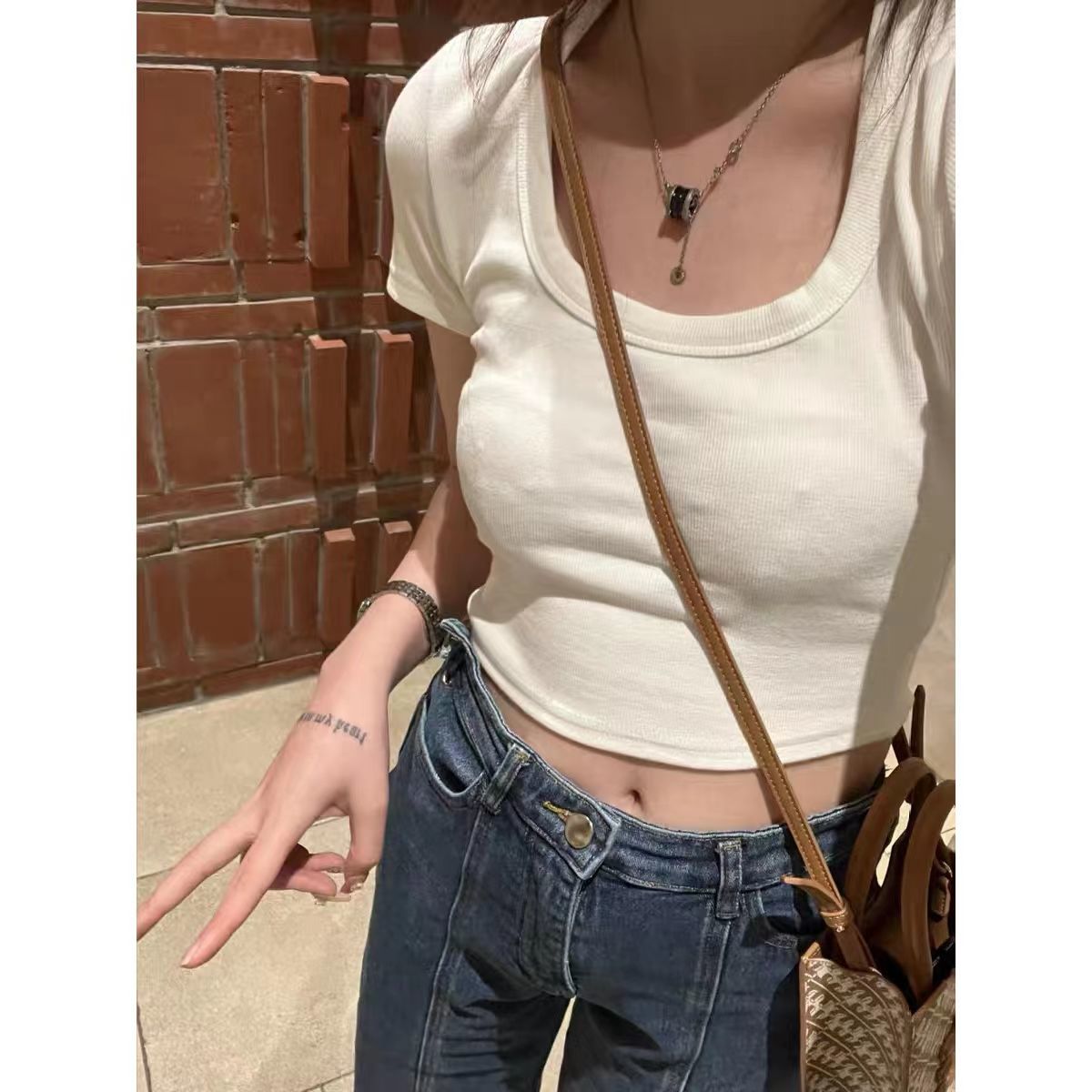 Hot Girls Short Section Navel Navel Short-sleeved Women's Big U-Neck T-Shirt Women's Summer New White Front Shoulder Inner Bottom Slim Top